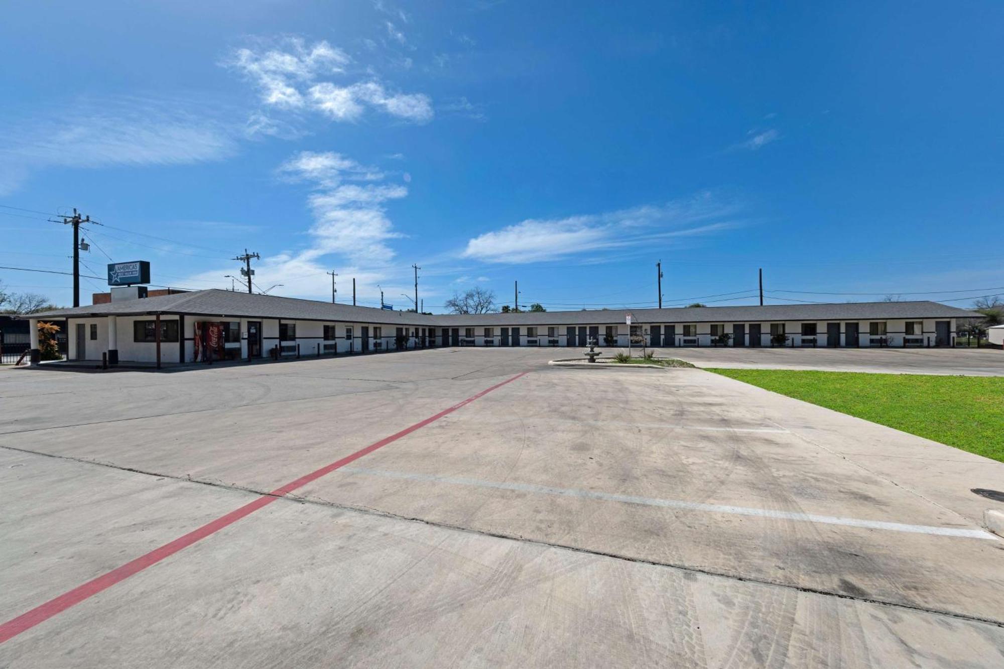 Americas Best Value Inn San Antonio Downtown Riverwalk Exterior photo