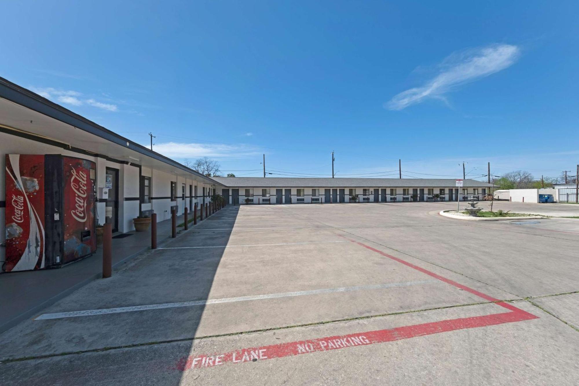 Americas Best Value Inn San Antonio Downtown Riverwalk Exterior photo